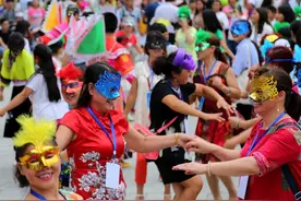 贵州安顺举办千人面具舞会，全场狂欢场面壮观图片