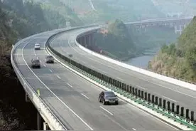 第一次上高速的需要注意什么呢？分享这3点希望能帮助你图片