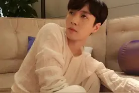 看剧本姿势大公开~张艺兴穿薄纱撩人，王宝强你确定是在看剧本？图片