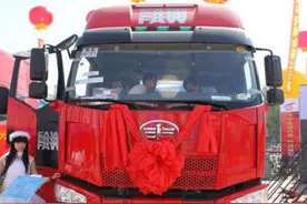 红色大卡车一出马，是不是有与众不同的亮眼感觉？图片