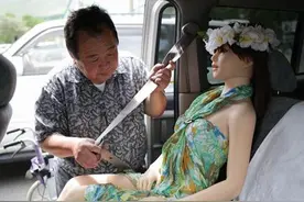 这才是真爱啊！日本61岁已婚大叔爱上一个充气娃娃图片