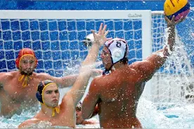 奥运水球赛竟变成拳击赛 网友：澳大利亚还有奥运精神吗图片