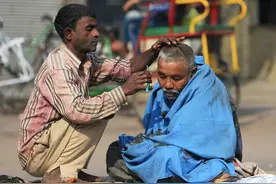 实拍：印度街头理发，理完差点不认识自己图片