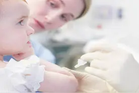 宝宝疫苗接种后发烧，还要接种第二针吗？图片