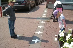 被“最疯狂国界线”分割的欧洲小镇图片