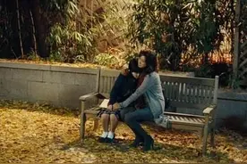 我们欠儿时的自己一个拥抱。梦到儿童时，记得给ta一个拥抱。图片