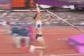 奥运失误大事件，抢跑，被杆戳，跳远摔进裁判席图片