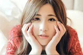 面部精致的托腮女孩，只能一个美字形容图片