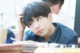 王俊凯否认恋情？原来想和王俊凯谈恋爱，不看动画可不行！图片