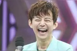 何炅晒大本营新照，网友：何老师这笑脸太魔性了，辣眼睛不敢多看图片