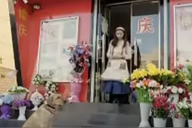 狗狗去花店问女孩要了一朵花，送去的地方看哭众人！图片