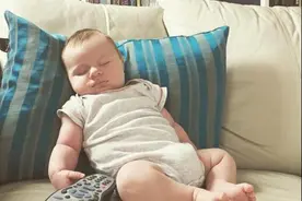 宝宝患“醉奶症”后的样子，好可爱图片