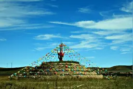 《敖包相会》其中的“敖包”指的是蒙古包吗？图片