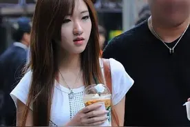 街拍飘逸的长发牛仔紧身短裤美女，皮肤白嫩图片