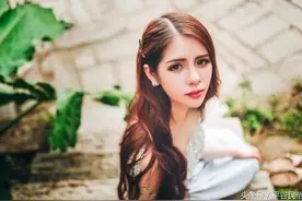 民俗旅游：海岛度假偶遇酷似昆凌的长发公主裙美女，美丽应景啊！图片