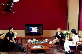 彭于晏为新片做客非常静距离，遭李静朋友调侃做明星就为咬他嘴图片