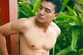 成熟大叔演绎夏日好身材！8块腹肌，完美胸型，惹人羡慕！图片