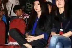 娱乐圈女明星里，范冰冰坐姿霸气，杨幂被喷最没素质图片