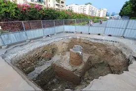 广西南宁：城区道路塌陷 周边居民出行受影响图片