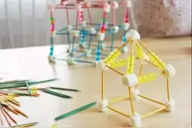 和孩子在家里一起搭建一个神奇的“小屋”吧图片