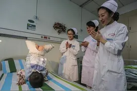 失去双腿的宝宝在病房表演倒立，让在场的人心酸落泪图片