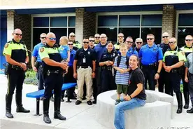 4岁男孩开学第一天竟有好多警察在找他，知道原因后感动不已图片