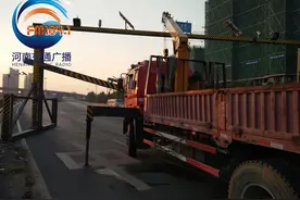 郑州限高杆三天被撞4次，货车司机：不知道高架不能走图片