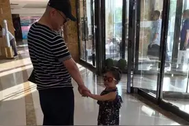 《乡村爱情》刘能媳妇一早醋意大发，父女俩和贝克汉姆小七有一拼图片