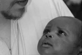 白人父母生下三胞胎黑人婴儿，爸爸却很高兴，爱心满满图片