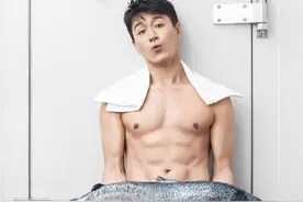 同样秀腹肌，杨洋被颜控大赞，佟大为却被说腹肌是画的图片