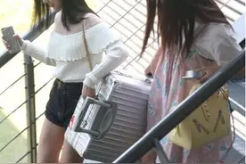 鞠婧祎亲自提箱子露出受伤的膝盖，却被网友炮轰：想洗白？图片