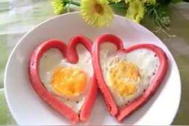 简单的一根火腿肠就能把鸡蛋煎成这样图片