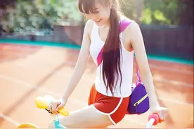 随拍骑单车的美少女图片