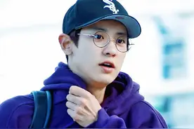 EXO赴曼谷机场 吴世勋手伤未恢复 朴灿烈厚卫衣配大短裤亮了图片