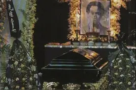 实拍黄家驹的葬礼：日本人扶灵，香港万人送行，黑色吉他伴随下葬图片