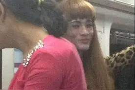 搞笑图：回眸一笑吓出翔，这究竟是大妈还是大叔啊？图片