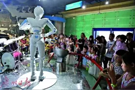 “小候鸟”来莞与父母团聚图片