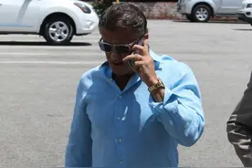 老板业务忙！史泰龙出街狂打电话不离手 着“青春蓝”衬衫单手插兜派头足图片