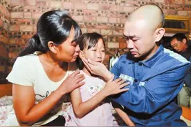 昭通女孩小莉和爸爸5日终于见面图片