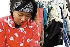窦靖童去李亚鹏的店打工了！然而大家关注的却是她脸上的“死亡风”纹身图片