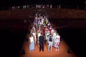 千年走一回！西湖断桥首次上演时装秀，蔡徐坤变超模压轴登场