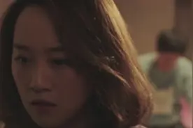 女子翻来覆去找不到集邮册，谁知竟是老公给卖了，这下家里热闹了