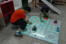 看12岁男孩如何玩转全国机器人大赛图片