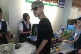 偶遇最顺眼网红艾克里里，他竟染了个爷爷灰，你们怎么看？图片