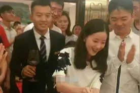 奶茶妹妹刘强东内蒙古酒店欢聚 穿衣风格瞬间老了十岁视频封面