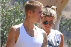 贾斯汀比伯最新造型，但网友这次直呼为何旁边那个女孩像傻脸娜？图片