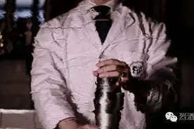 国外调酒师一人演绎七种最热门调酒手法！图片