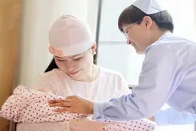 人家说坐月子不能洗澡真的吗？要多久才能冲凉图片