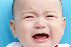 宝宝哭闹就一定要抱吗图片