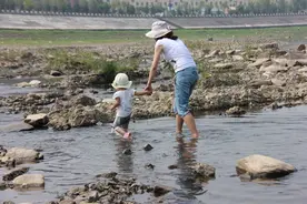 娘喂我一块糖 我笑了，我喂娘一块糖 娘哭了！图片